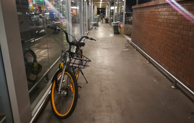 oBike parked in tight laneway outside Marrickville Woolworths. Image: Christopher Kelly