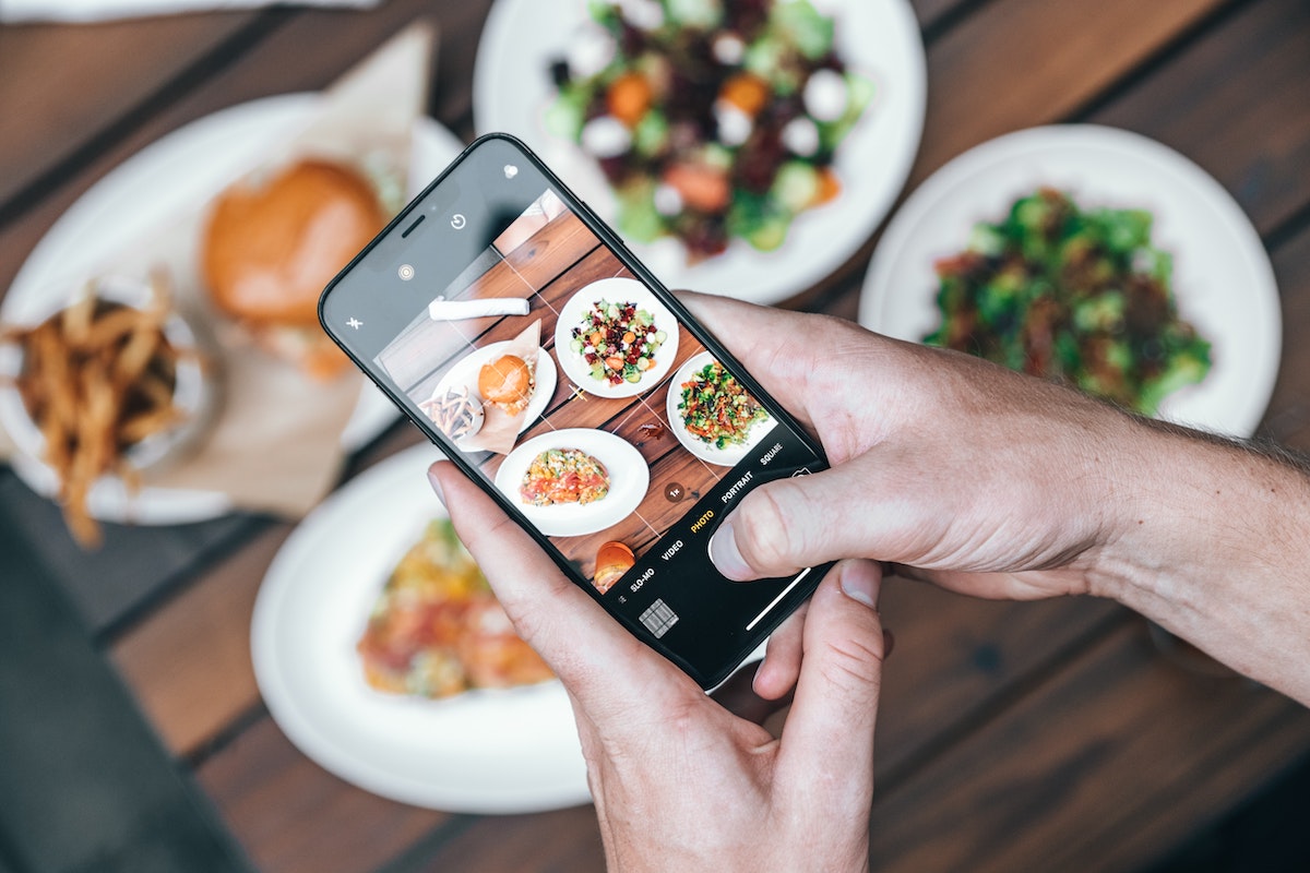 5 Best iOS Foodie Apps You Need to Download in 2021. Photographed by Nate Johnston. Image via Unsplash