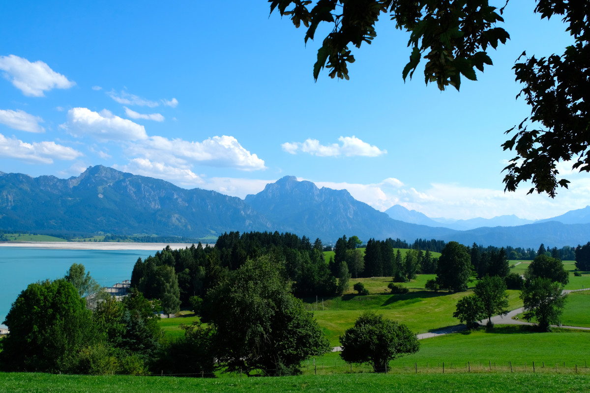 Forggensee Lake and mountain ranges in Allgäu, Bavaria, Germany. Image: Fotorina / Shutterstock