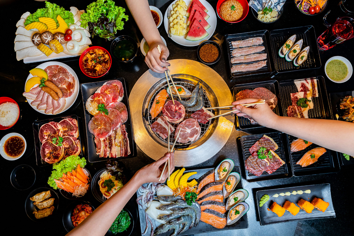 Set grill buffet at Korean restaurant. Photography by GG STORY. Image via Shutterstock