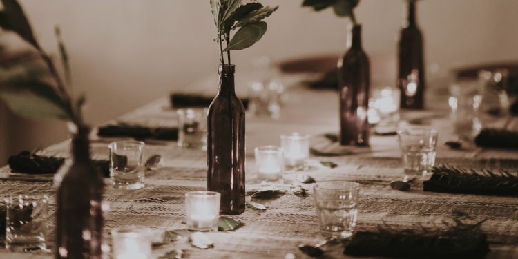 Dining Table. Photographed by Annie Spratt.