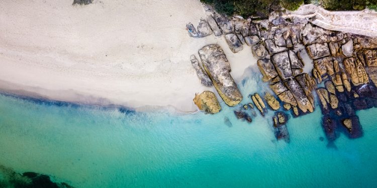 Chinamans Beach, Sydney. Photographed by Couttang. Sourced via Shutterstock