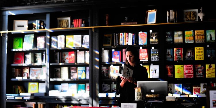 Girl reading in shop. Image by PJ Accetturo via Unsplash