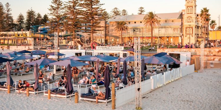 The Moseley Beach Club, Glenelg. Photographed by amophoto_au. Image via Shutterstock.