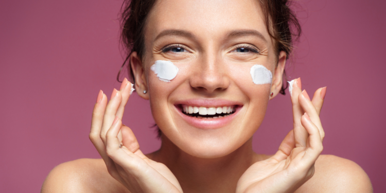 Girl happily putting on moisturiser. Photgraphed by Romariolen.