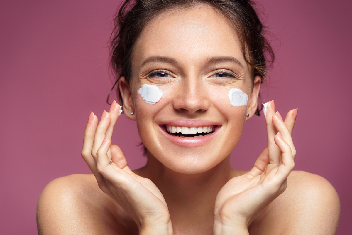 Girl happily putting on moisturiser. Photgraphed by Romariolen.