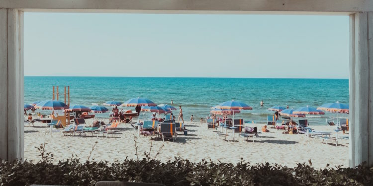 The 10 Best Beach Bars Around Australia 2022. Photographed by Oleg Magni. Image via Pexels.