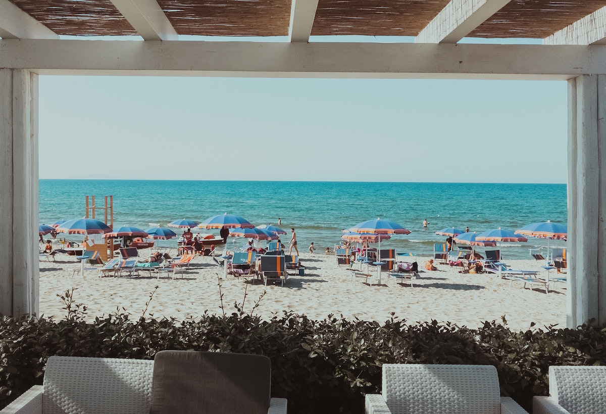 The 10 Best Beach Bars Around Australia 2022. Photographed by Oleg Magni. Image via Pexels.