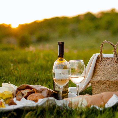<strong>Set Up A Romantic Picnic</strong>