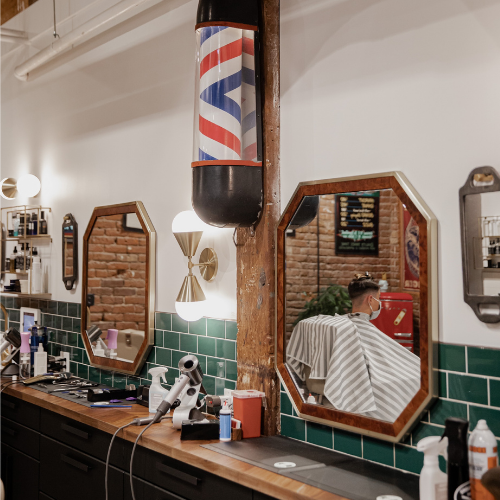 <strong>Brad's Barber Shop</strong>