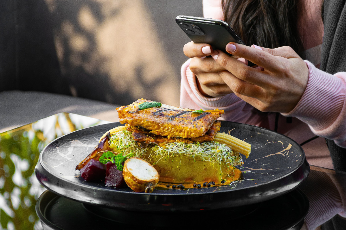 Any Dietary Requirements? This Restaurant Food App Can Help. Eatwell app. Photographed by Sama Hosseini. Image via Unsplash.