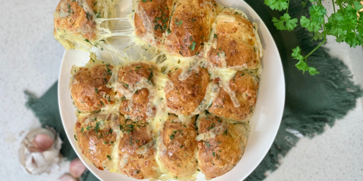 Easy Cheese Pull-Apart Air Fryer Garlic Bread Recipe. Image supplied.
