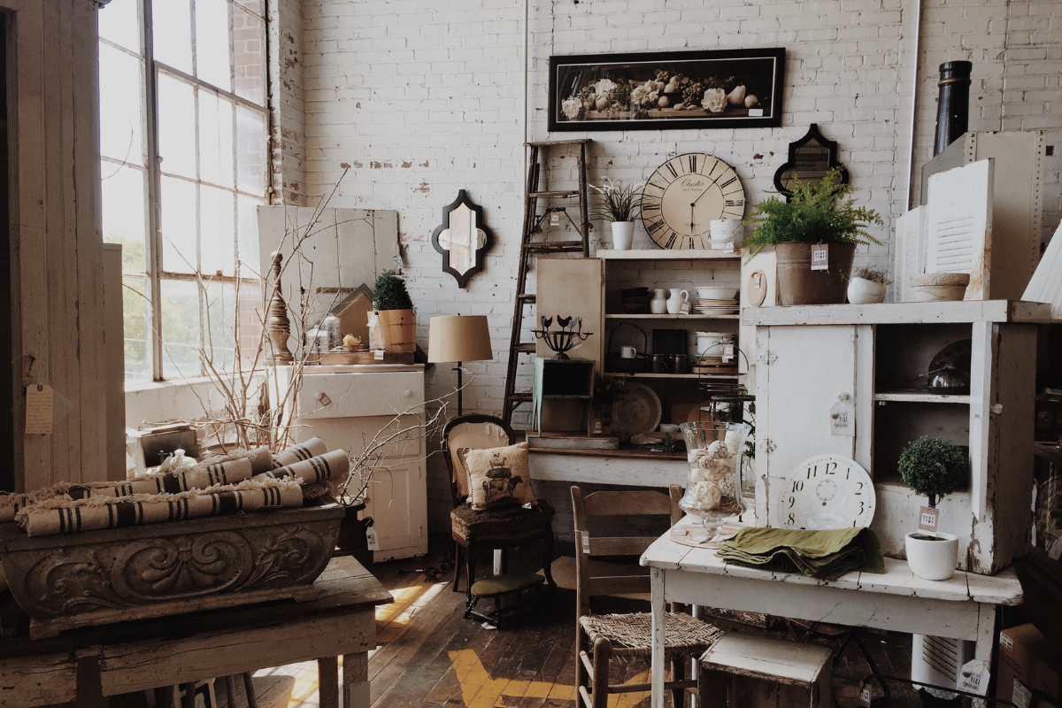 The 5 Best Antique Stores in Hobart to Browse Through. Antique shop. Photographed by Jazmin Quaynor. Image via Unsplash.