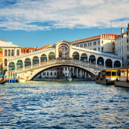 <strong>Rialto Bridge</strong>, Italy