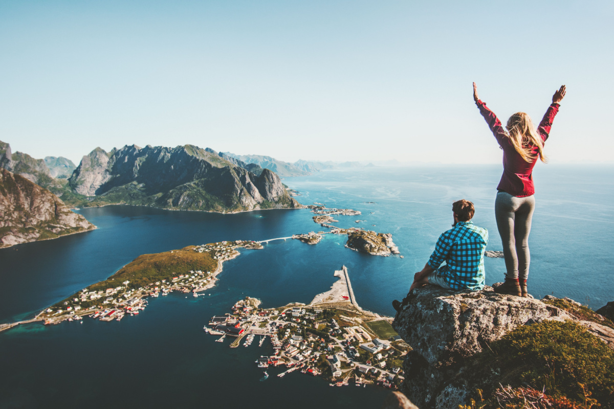 Couple travelling together on a cliff. Photography by everst. Image via Shutterstock