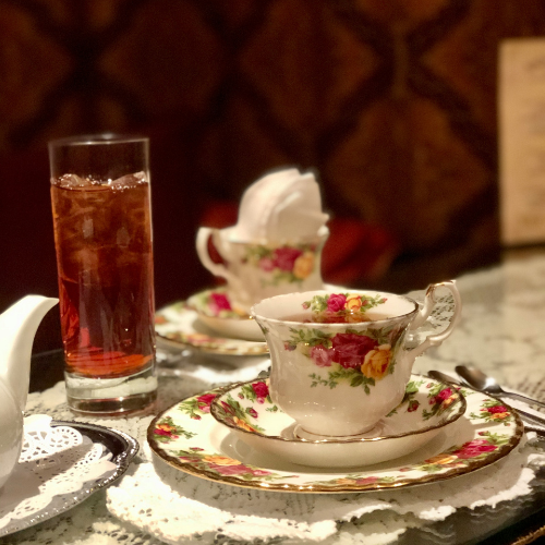 <strong>Curiositeas Tea Room</strong>