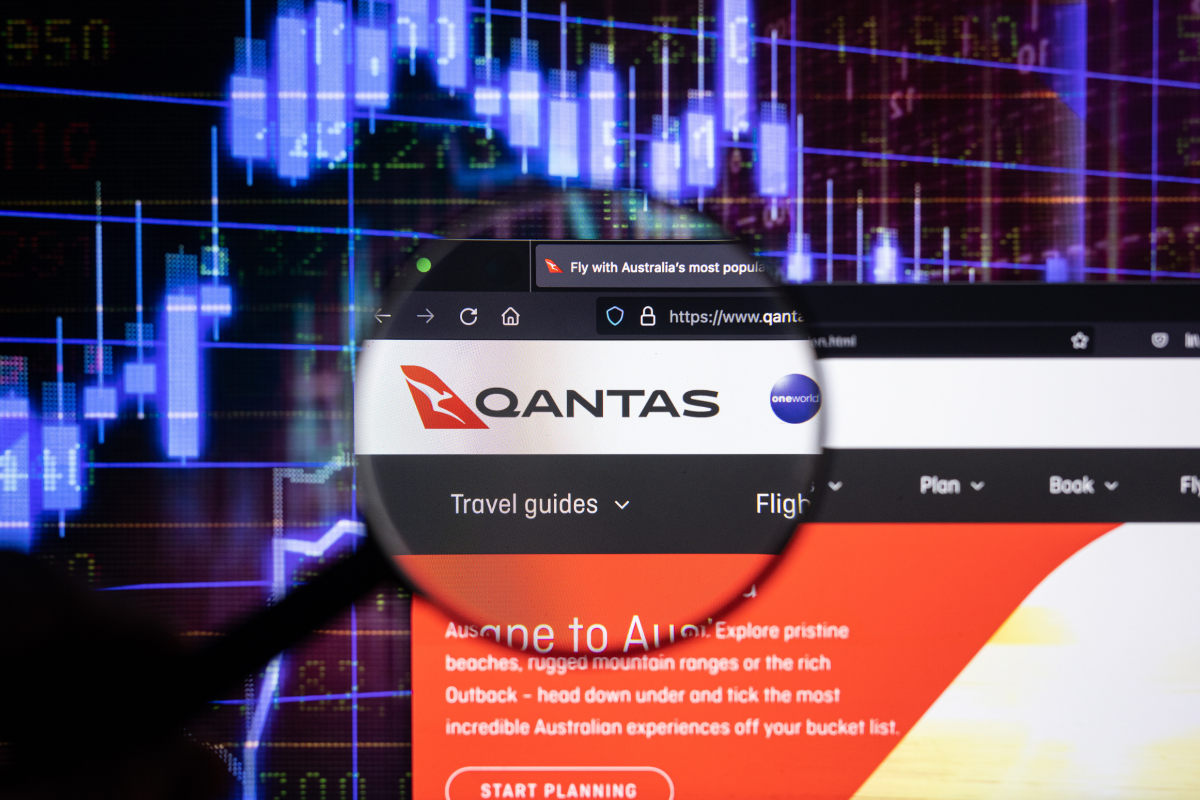 Qantas website and stock. Image via Shutterstock